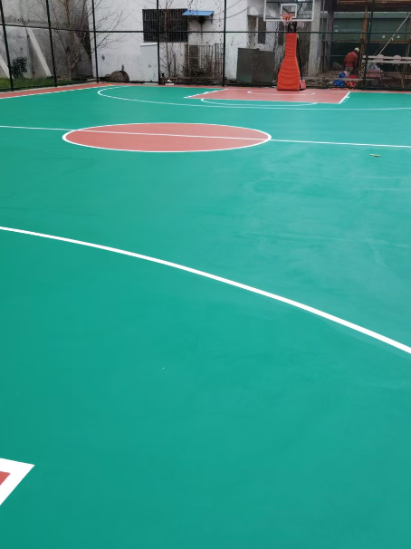 阿克塞 球场长期使用易出现地面开裂
